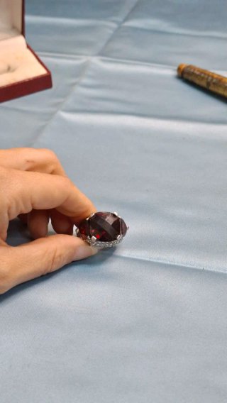 Anillo Plata Ajustable con Cristales Rojos
