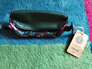 Estuche floral negro y morado