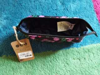 Estuche floral negro y morado