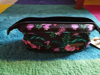 Estuche floral negro y morado
