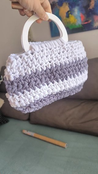 Bolso de mano tejido blanco y gris