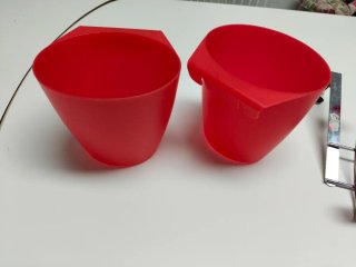Cubos rojos de plástico