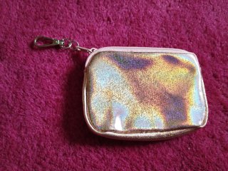 Cartera con cara sonriente y llavero