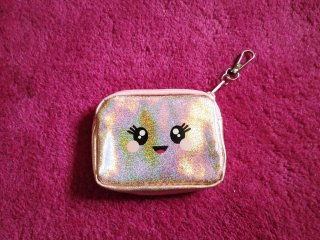 Cartera con cara sonriente y llavero