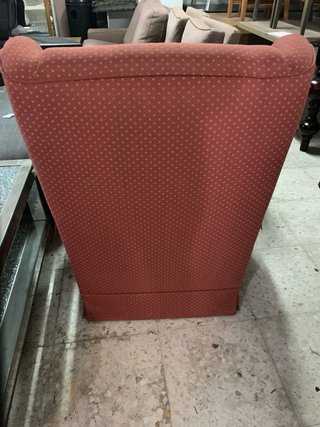 Sillón orejero rojo de tela