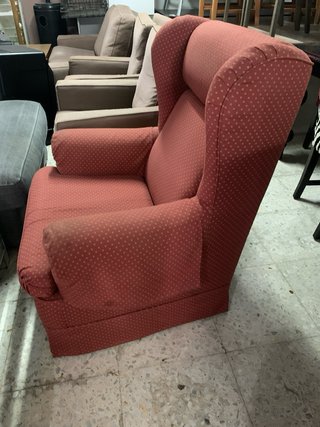 Sillón orejero rojo de tela