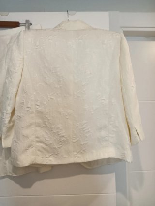 Traje chaqueta y falda beige