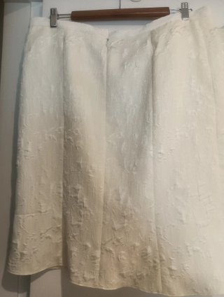 Traje chaqueta y falda beige