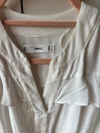Blusa Mango blanca con volantes