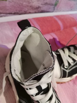 Zapatillas altas negras y blancas