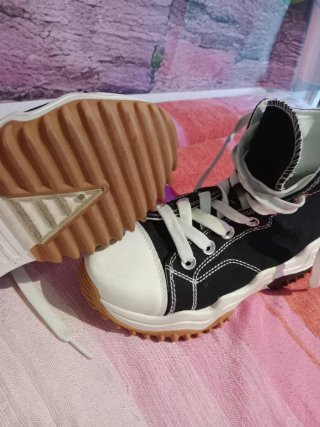 Zapatillas altas negras y blancas