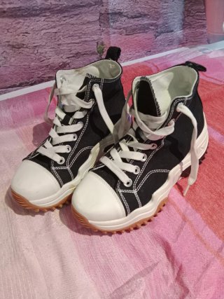 Zapatillas altas negras y blancas