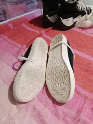 Zapatillas Converse negras y blancas
