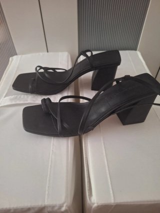 Sandalias negras tacón cuadrado