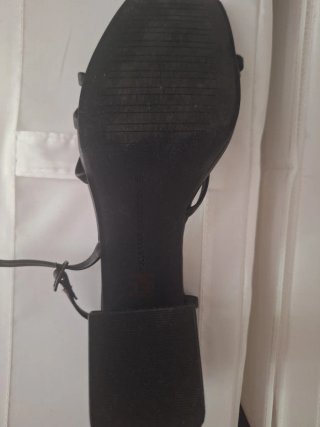 Sandalias negras tacón cuadrado