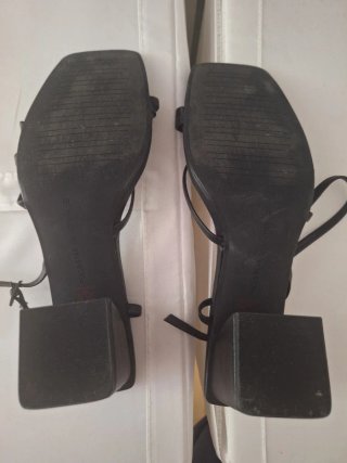 Sandalias negras tacón cuadrado