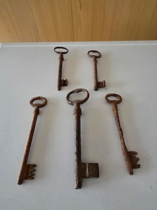 Lote 5 llaves antiguas de hierro