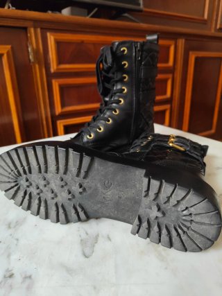 Botas militares negras con hebillas