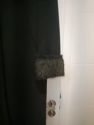 Abrigo largo Jeyma negro con puños de pelo
