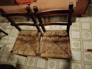 Mesa y sillas antiguas de bar