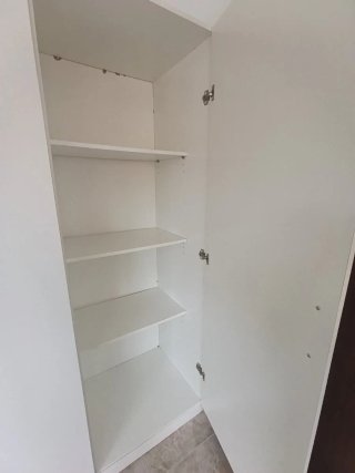 Armario blanco grande con perchero y baldas