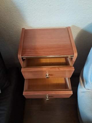 Mesilla de madera con cajones y puerta