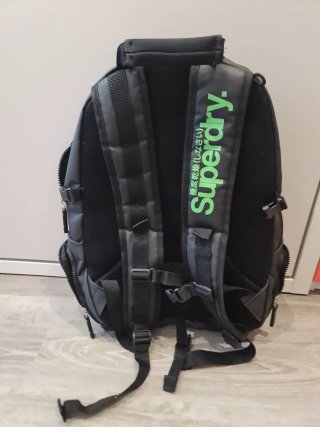 Mochila Superdry Negra y Verde