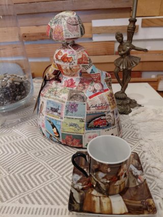 Figura Menina Sellos + Taza y Platito