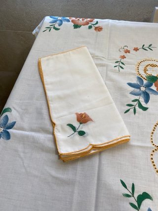 Mantel con flores y servilletas
