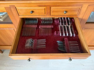 Aparador de madera con puertas de cristal