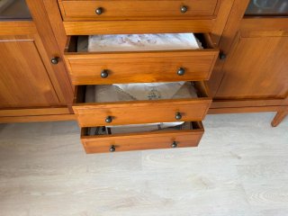 Aparador de madera con puertas de cristal