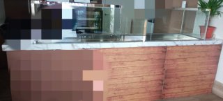 Barra para comidas con vitrina de cristal con leja