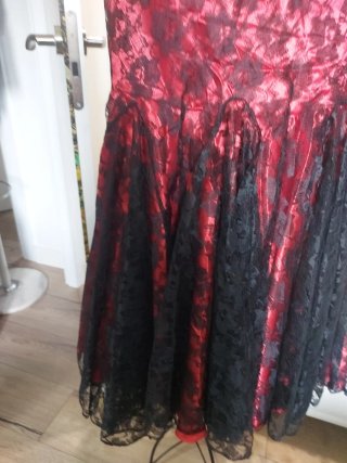Falda o Vestido Negro y Rojo Encaje