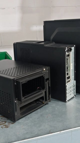 Lote 4 cajas/torres de PC para piezas o reutilizar