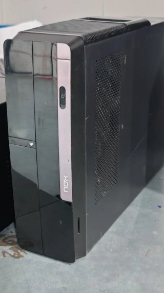 Lote 4 cajas/torres de PC para piezas o reutilizar