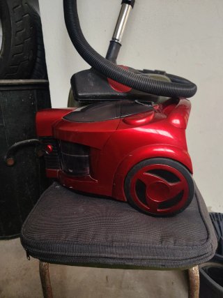 Aspirador rojo con tubo y extensible