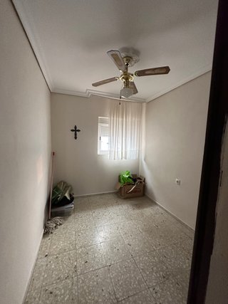 Piso de tres habitaciones en bda de la paz , Ecija