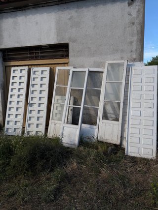 Puertas antiguas de madera con contraventanas