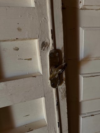 Puertas antiguas de madera con contraventanas