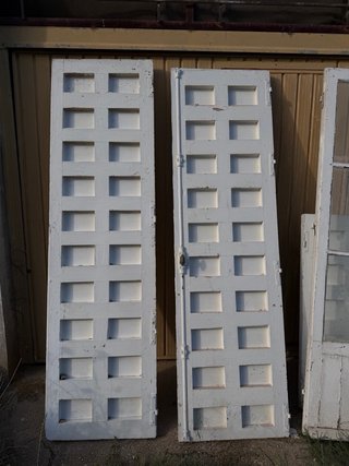 Puertas antiguas de madera con contraventanas