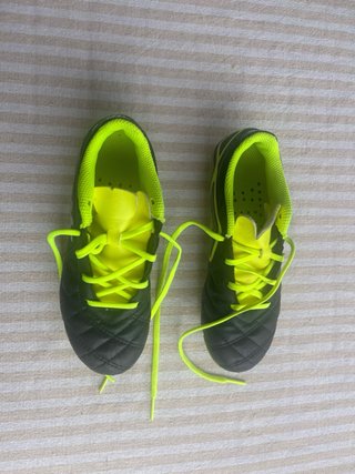 Botas de fútbol para niño/a (talla 29)