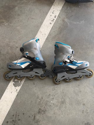 Patines en línea grises y azules