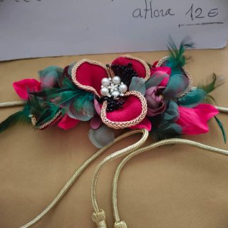 Cinturón de flores con perlitas y flecos