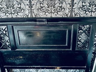 Cabecero de madera negro con diseño