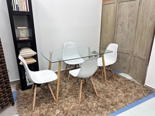 Mesa de comedor cristal y 4 sillas blancas