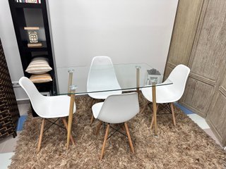 Mesa de comedor cristal y 4 sillas blancas