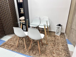 Mesa de comedor cristal y 4 sillas blancas