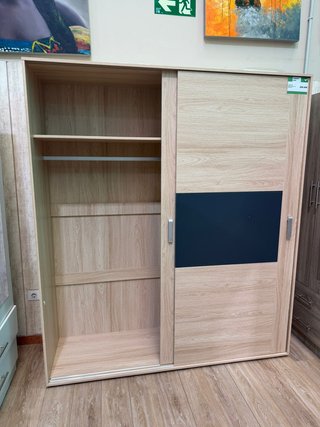 Armario puertas correderas madera y cristal