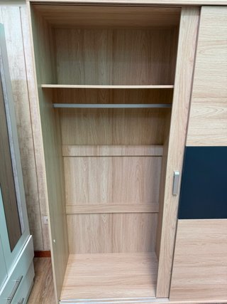 Armario puertas correderas madera y cristal