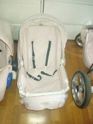 Carrito de bebé rosa en buen estado